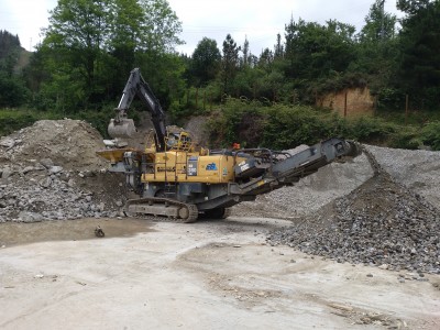 380 Komatsu txikitzailea